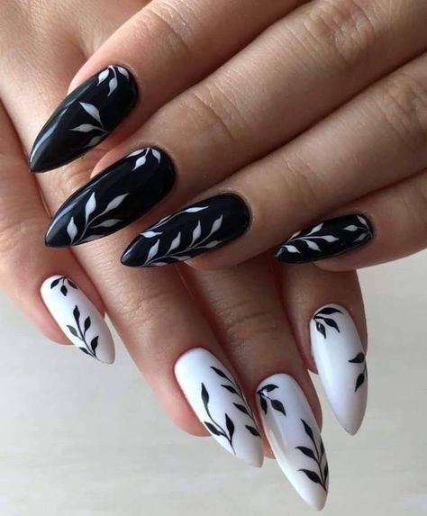 Summer Nails Subtle, Black And White Flower Nail Designs, Mutterschaft Tattoos, Nail Art Fleur, Black And White Nail, Elegant Touch Nails, Punk Nails, Almond Nails Designs, Almond Acrylic Nails