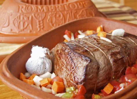 Römertopf Beef Pot Roast Clay Pot Cooking Recipes, Clay Pot Recipes, Moroccan Tagine Recipes, Roaster Recipes, Clay Pot Cooking, Cooking Pork Tenderloin, Food Clay, German Cooking, Tagine Recipes