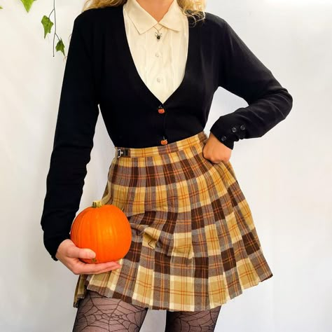 Pumpkin Cardigan, Most Creative Halloween Costumes, Dark Academia Outfits, Pumpkin Outfit, Pretty Halloween Costumes, Academia Outfits, Staple Wardrobe Pieces, Creative Halloween Costumes, Halloween Fashion