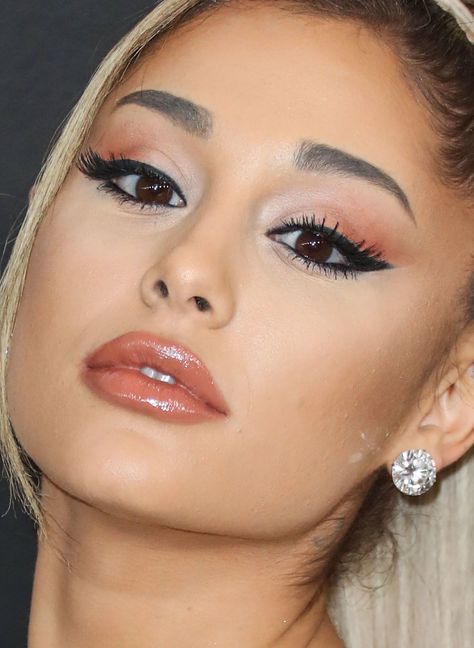 Ariana Grande at the 2020 Grammys. (Photo: Xavier Collin/Image Press Agency) Trait Eyeliner, Ariana Grande Eyeliner, Ariana Grande Eyes, Ariana Grande Makeup Tutorial, Entertainment Pictures, Grammys 2020, Ariana Grande Makeup, Perversion Mascara, Taupe Eyeshadow