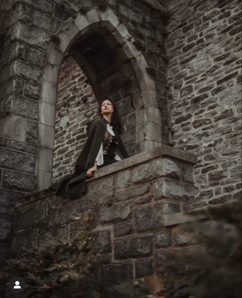 Ruins Photoshoot, Midevil Castle, Castle Photoshoot, Fantasy Photoshoot, Fairytale Photoshoot, London Photoshoot, Senior Pic Inspo, Castle Photo, Castle Aesthetic