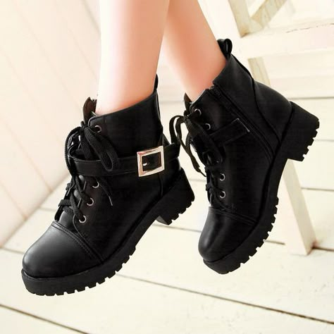 Fashion In Korea, Kawaii Harajuku Fashion, Korean Fashion Black, Korean Shoes, Fashion Shoes Heels, Fashion Shoes Boots, Jewelry For Girls, Korean Fashion Trends, Girly Shoes