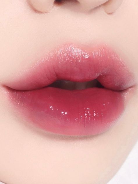 Korean gradient lips glossy dark pink tint Korean Gradient Lips, Lip Gloss Korean, Korean Beauty Makeup, Korean Lipstick, Glossy Lip Gloss, Lipstick Mirror, Heart Shaped Lips, Gradient Lips, Korean Lips