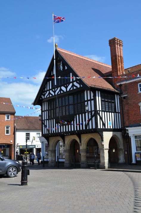 History & Heritage - Saffron Walden Tourist Information Centre British Houses, Saffron Walden, Essex England, Financial Advisor, Tourist Information, Outdoor Market, Dental Practice, Medieval Town, Market Shopping