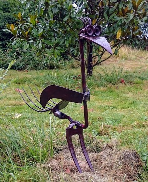 oiseau créé à partir de vieux outils (houes, serpes, fourches, clef à pipe) Tree Wall Art Diy, Easy Home Decor Ideas, Metal Tree Art, Painting Shower, Tree Artwork, Metal Tree Wall Art, Metal Yard Art, Metal Garden Art, Metal Birds