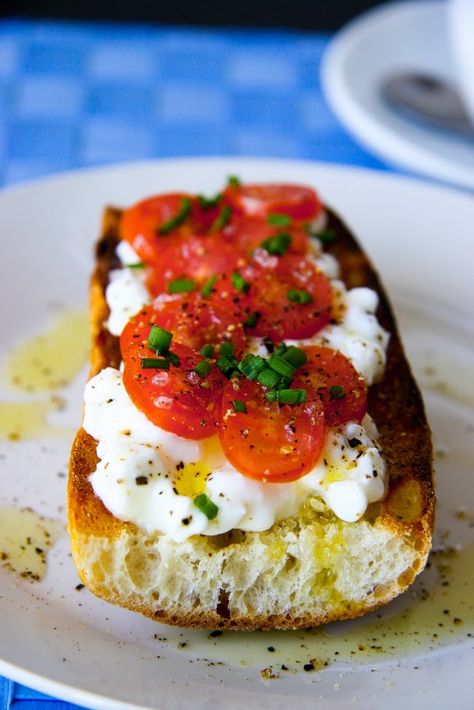 Cottage Cheese and Tomato on Baguette Breakfast - I Will Not Eat Oysters Tomatoes And Cheese, Cheese And Tomato, Cottage Cheese Recipes, Piece Of Bread, Snacks Für Party, Sandwiches Wraps, Cottage Cheese, Cheese Recipes, I Love Food