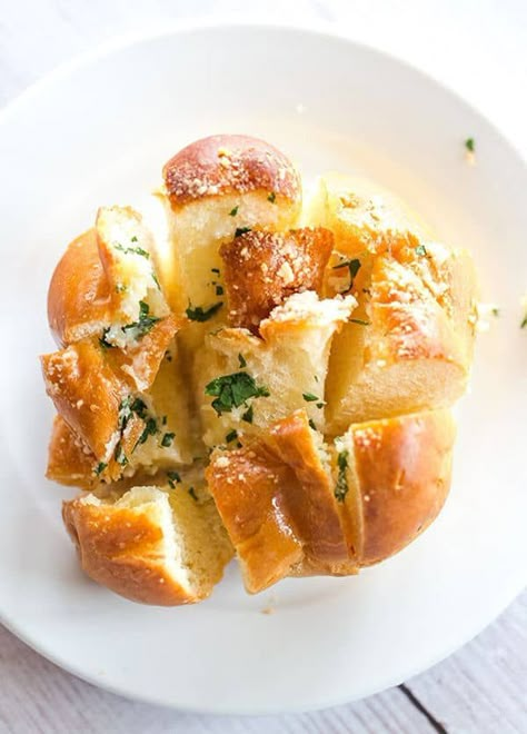 These Easy Pull-Apart Garlic Rolls are quick, a perfect way to use up leftover dinner rolls, and are a fabulous alternative to traditional garlic bread. Leftover Dinner Rolls, Pull Apart Garlic Rolls, Frozen Garlic Bread, Frozen Dinner Rolls, Brown Eyed Baker, Garlic Rolls, Dinner Leftovers, White Bread Recipe, Dinner Roll