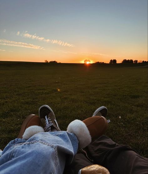 Sunset date fall 2023❤️ Fall Couple Dates, Fall Soft Launch, Fall Love Aesthetic, Instagram Aesthetic Quotes, Byler Aesthetic, Boyfriend Activities, Couple Pic Poses, October Bucket List, Christmas Date Ideas