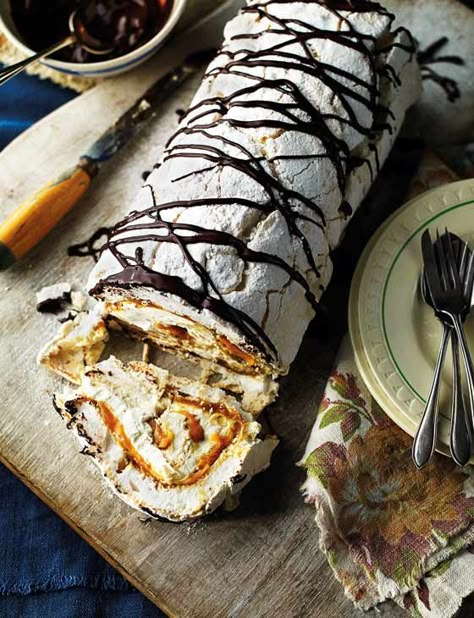 Banoffee meringue roulade - this guaranteed showstopper, this rich pudding is great when your cooking for a crowd Meringue Roulade, Roulade Recipe, Swiss Rolls, Cake Rolls, Banoffee Pie, Swiss Roll, A Piece Of Cake, Cake Roll, Piece Of Cake