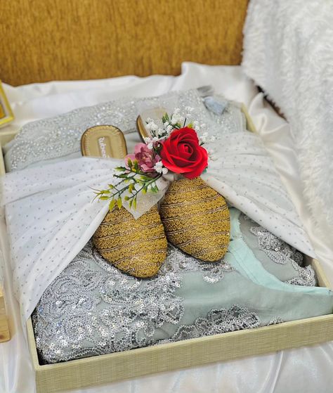 Dress hamper🎀 Engagement series (3/8) #enagagement #trending #glimpsofus Dress Hamper Ideas, Dress Hamper, Engagement Hamper Ideas, Wedding Room Hampers, Wedding Invite Hamper, Room Hampers For Indian Weddings, Room Hampers For Weddings, Engagement Hamper, Engagement Decorations Indian