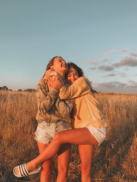 Summer Inspiration Photography, Photos Bff, Best Friend Photography, Tumblr Art, Best Friend Photoshoot, Friend Pics, Bff Photoshoot, Best Friends Shoot, Best Friend Photos