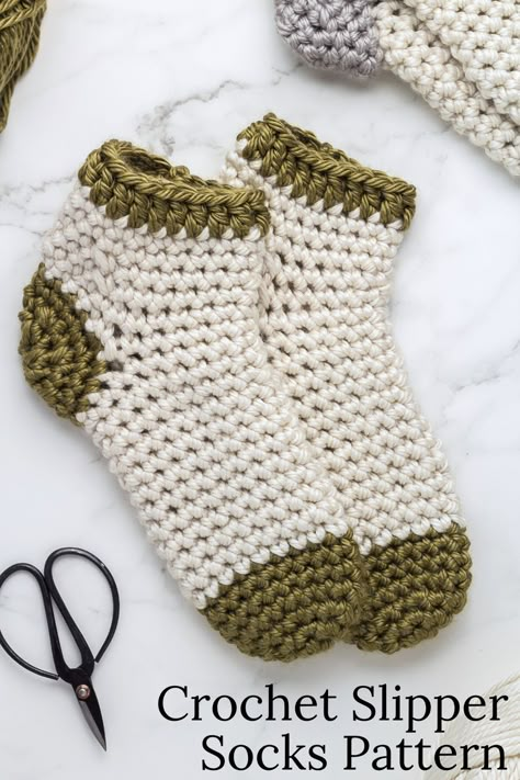 Easy Crochet Beanie Pattern, Crochet Slipper Socks, Crochet Sock Pattern Free, Easy Crochet Beanie, Easy Crochet Socks, Diy Crochet Slippers, Baby Hat Pattern, Crochet Slippers Free, Cute Crochet Patterns