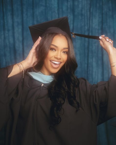 This the year 🎓 Graduation Photos Aesthetic, Poses For Graduation, Poses For Graduation Photos, College Grad Pictures, Graduation Pose, Nursing Graduation Pictures, College Graduation Pictures Poses, College Graduation Photoshoot, Graduation Look