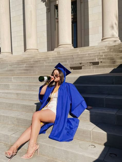 Graduate Poses, Graduation Pictures Outfits, College Grad Pictures, Grad Picture Ideas, Graduation Pictures Poses, College Grad Photos, Nursing Graduation Pictures, Graduation Pic Ideas, Grad Poses