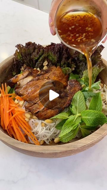 Lemongrass Pork Vermicelli Bowl, Vietnamese Bowl Rice Vermicelli, Vietnamese Vinaigrette, Grilled Lemongrass Chicken, Vietnamese Bowl, Vermicelli Bowl, Lemon Grass Chicken, Chicken Vermicelli, My Healthy Dish