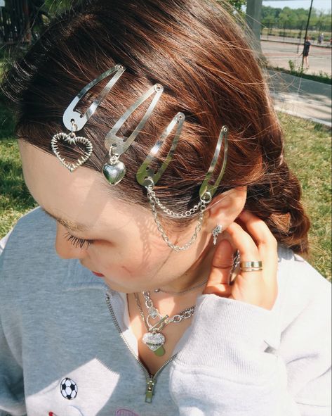 Hairstyle idea, silver clips, snap clips hair inspo Metal Hair Clasp, Silver Hairclips Hairstyle, Hair Clip Silver, Hair Accessory Hairstyles, Chainmail Hair Clips, Cute Hair Clip Hairstyles, Silver Clips In Hair, Dangly Hair Clips, Hair Clips With Charms