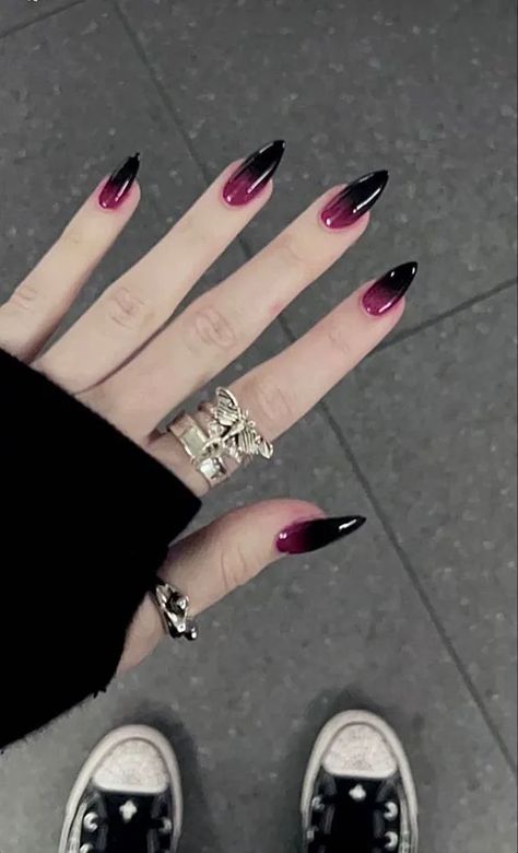 40+ Spooky and Fun Halloween Nail Art Ideas - HubPages Paznokcie Hello Kitty, Gothic Nails, Edgy Nails, Goth Nails, Grunge Nails, Pretty Gel Nails, Nails Polish, Nail Arts, Ombre Nails