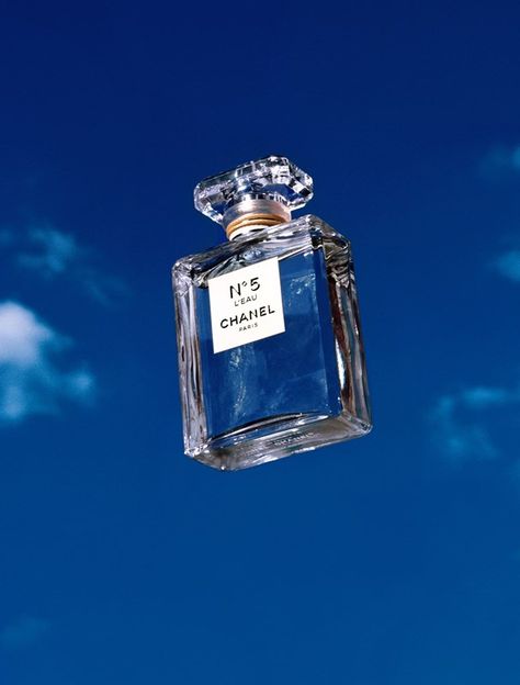 ANO_LOV_40_F Fragrance Photography, Blue Aesthetic Dark, Parfum Chanel, Blue Perfume, Everything Is Blue, First Perfume, Blue Aesthetic Pastel, Chanel No 5, Aesthetic Colors