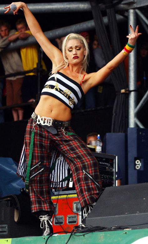 puregwenstefani Gwen Stefani 2000s Style, Gwen Stefani 2000s, Gwen Stefani 90s, Gwen Stefani No Doubt, Gwen Stefani Style, Concert Outfit Ideas, Coachella Outfit, 2000s Fashion Outfits, Gwen Stefani