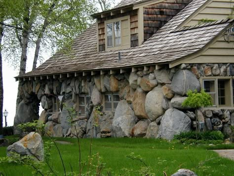 Stone Home - Love these boulders. Cottage fortress sort of feel. Very interesting and attractive! Cordwood Homes, Stone Cabin, Stone Homes, Stone Cottages, Natural Homes, Awesome Architecture, Stone Masonry, Unusual Homes, Hobbit House