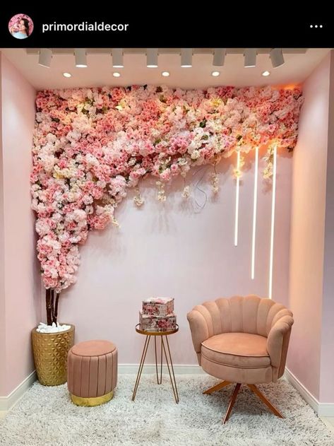 Pink Flowers Home Decor, Floral Salon Decor, Makeup Studio Design Ideas, Nail Studio Design Interior, Garage Esthetician Room, Accent Wall Salon, Salon Accent Wall Ideas, Makeup Suite Decor, Flower Wall Living Room