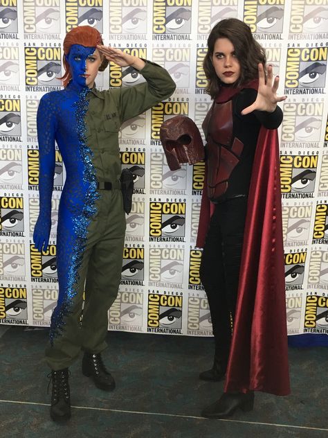 Mystique and genderbend Magneto cosplay | Comic-Con 2018 Xmen Halloween Costume Women, Marvel Cosplay Ideas, Magneto Cosplay, X Men Cosplay, Guy Costumes, Magneto Costume, Mystique Cosplay, Mystique Costume, Marvel Mystique