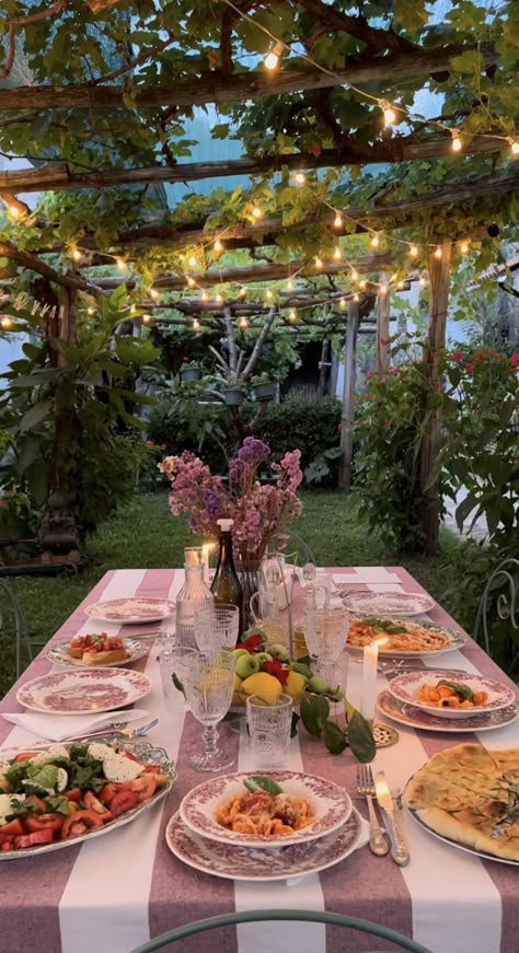 Backyard Dinner Party, Outdoor Dinner Parties, Cozy Backyard, Outdoor Dinner, Garden Inspo, Mesa Exterior, Dream House Decor, Casas De Ensueño, Summer Garden