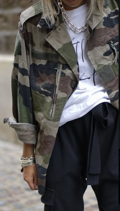 Military Jacket Outfits, Army Look, Camo Fashion, Army Fashion, Army Jacket, Mode Casual, Camo Jacket, Jacket Outfit, Mode Inspo