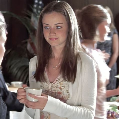 Rory Gilmore Spring Break, Pfp Inspo Aesthetic, Rory Gilmore Pictures, Gilmore Girls App Icons, Alexis Bledel Aesthetic, My Character Aesthetic, Rory Gilmore Haircut, 2000s Brunette, Alexis Bledel 2000s