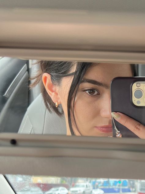 Rear Mirror Photography, Selfie Poses In Car, Car Pictures Poses, Side Mirror Selfie, Car Mirror Pics, Car Selfie Poses, Selfie In The Car, Selfie In Car, Car Mirror Selfie