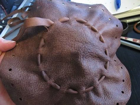 Viking Pouch Pattern, Viking Leatherwork, Viking Pouch, Diy Leather Pouches, Leather Pouch Pattern, Art Du Cuir, Hantverk Diy, Coin Purse Tutorial, Leather Pouches