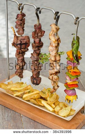 Design Cibo, Kebab Skewers, Pub Food, Cooked Chicken, Kebabs, Food Platters, Food Trucks, Food Presentation, Food Plating