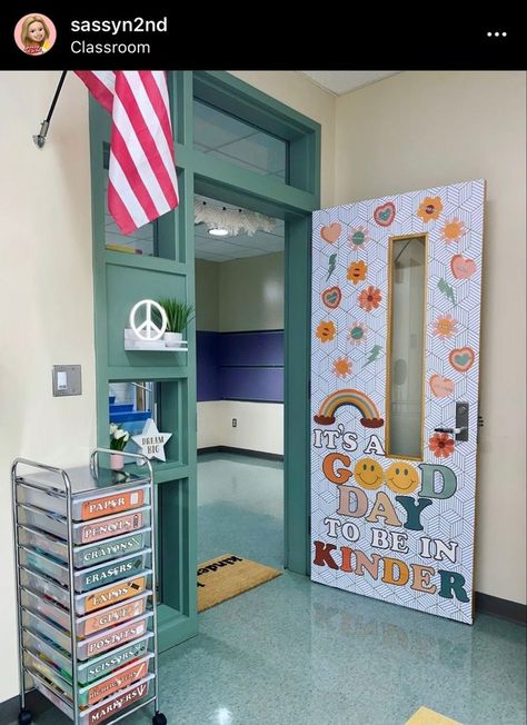 Classroom Ideas Organization, Kindgarten Classroom Set Up, Pre K Room Decor, Pre K Class Themes, Meet The Teacher Backdrop, Classroom Door Kindergarten, Back To School Door Ideas Kindergarten, Teacher Hacks Classroom Ideas, Viewsonic Classroom