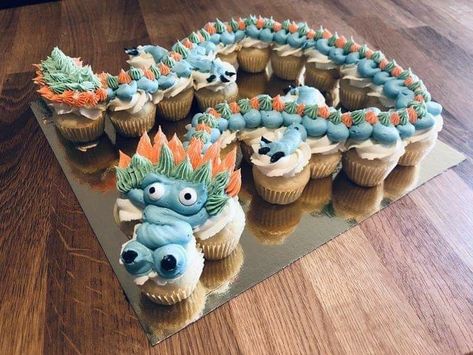 Diy Dragon Cake Easy, Dragon Bday Party Ideas, Cute Dragon Birthday Party, Dragon Birthday Cake Ideas, Dragon Themed Cupcakes, Dragon Themed Cake, Dragon Themed Desserts, Raya And The Last Dragon Cupcakes, Dragon Cupcakes For Kids