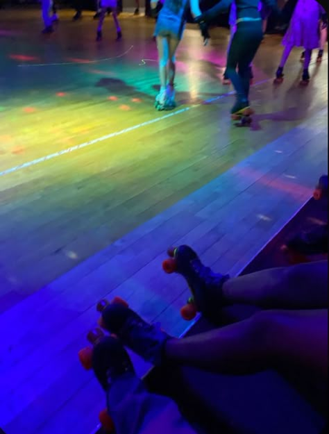 Roller Skating Birthday Party Aesthetic, Roller Skating Vision Board, Roller Skating Dates, Aesthetic Roller Skating Pictures, Roller Skating Rink Birthday Party, Vintage Roller Rink, Roller Skating Couple Aesthetic, Rollerskating Rink Aesthetic, Skating Date Aesthetic