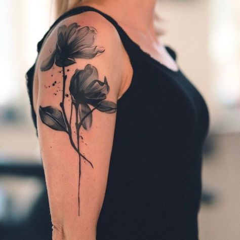 tattoo-oberarm-frau-schwarze-blumen-blackwork-tätowierung Black Watercolor Tattoo, Abstract Flower Tattoos, White Flower Tattoos, Black And White Flower Tattoo, Black Flowers Tattoo, Font Tato, Watercolor Tattoo Flower, Small Flower Tattoos, Upper Arm Tattoos