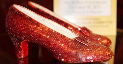 Now worth millions - The stolen ruby slippers from the Wizard of Oz movie have been recovered after 13 years - Ruby Slippers Wizard Of Oz, Costumes For Brunettes, Ruby Core, Halloween Costumes For Brunettes, Famous Shoes, Dorothy Shoes, Most Expensive Shoes, Wizard Of Oz Movie, Ruby Slipper