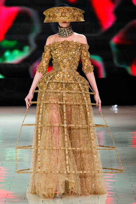 This is a modern take on the cage crinoline. This is from the Alexander McQueen SS 2013 show. It is interesting here that the cage is worn on the outside of the garment. We see the open neckline which is typical of the era's evening wear too. Mcqueen Couture, Best Gowns, Mcqueen Fashion, Hoop Skirt, Moda Paris, Fashion Week Runway, Fashion Weeks, Vogue Paris, Fashion History