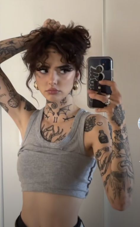 Face Tats Women, Masc Women With Tattoos, Women With Tattoos Aesthetic, Tattooed Girl Aesthetic, Female With Tattoos, Tattooed Latina, Tatted Baddies, Minimalist Tattoo Back, Finger Tattoo Minimalist