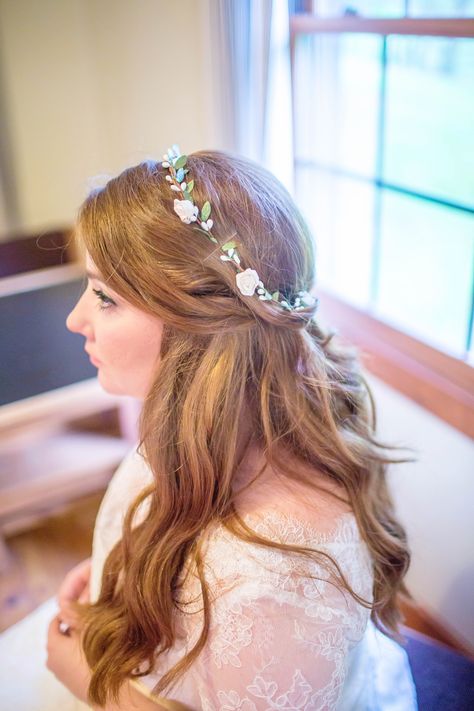 Dainty Flower Crown and Half-Up Hairstyle Wedding Hair Crown, Crown Hairstyle, Flower Crown Hair, Bridal Hair Half Up, Finger Wave Hair, Wedge Hairstyles, Prom Hair Updo, Flower Crown Hairstyle, Hair Half Up