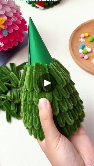 Pipe Cleaners Crafts, Christmas Pom Pom Crafts, Chrismas Crafts, Diy Xmas Ornaments, Globe Crafts, Christmas Decorations Centerpiece, Pretty Christmas Decorations, Pipe Cleaner Flowers, Christmas Decorations Easy