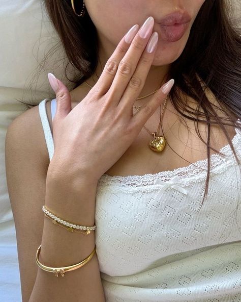 Protection Prayer, Layering Jewelry, Faith Jewelry, 18k Gold Chain, Foto Poses, Foto Ideas Instagram, Girly Jewelry, Hailey Bieber, Gold Chain Necklace