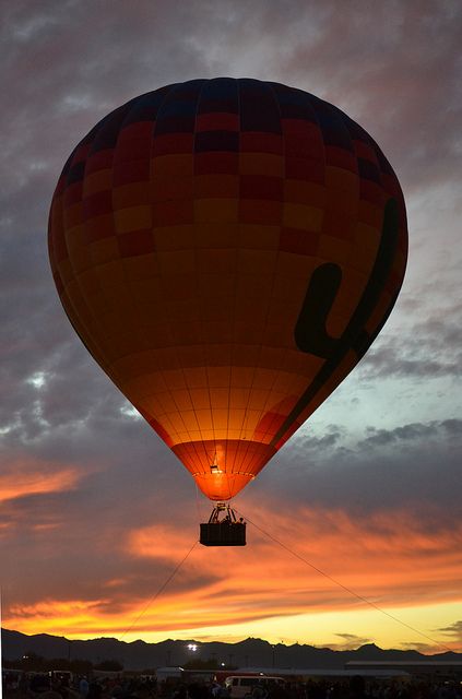 Hot Air Balloon Sunset | Flickr - Photo Sharing! - Matt Baldwin - Arizona Balloon Classic 2011 Hot Air Balloon Aesthetic, Hot Air Balloon Landscape, Hot Air Balloons Photography, Hot Air Balloon Sunset, Istanbul Hot Air Balloon, Balloon Glow, Air Ballons, Colored Pencil Art Projects, Hot Air Balloon Ride