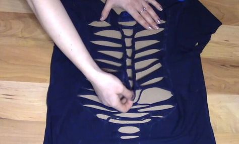 Ripped Tshirt Diy, Ways To Cut Shirts Diy, Ways To Cut Shirts, Shirt Weaving, T Shirt Reconstruction, Cut Up T Shirt, Cut Shirt Designs, T Shirt Weaving, T Shirt Tutorial