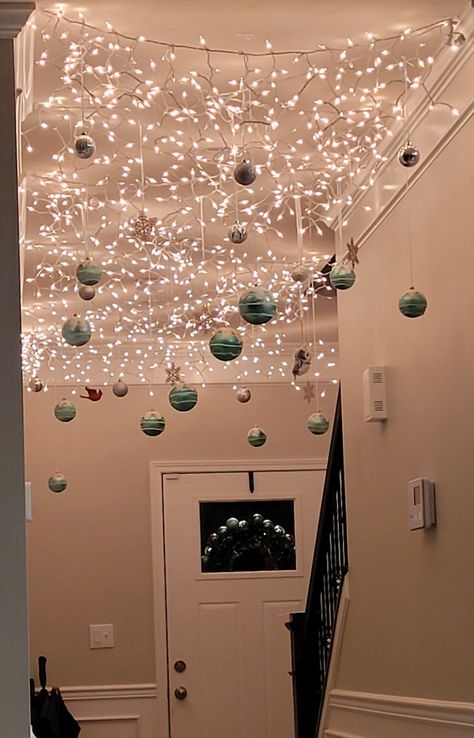 Christmas Hallway, Christmas Decorations Apartment, Diy Christmas Lights, Christmas Apartment, Diy Halloween Decor, Christmas Decor Inspiration, Christmas Themes Decorations, Diy Christmas Decorations Easy, Christmas Room Decor