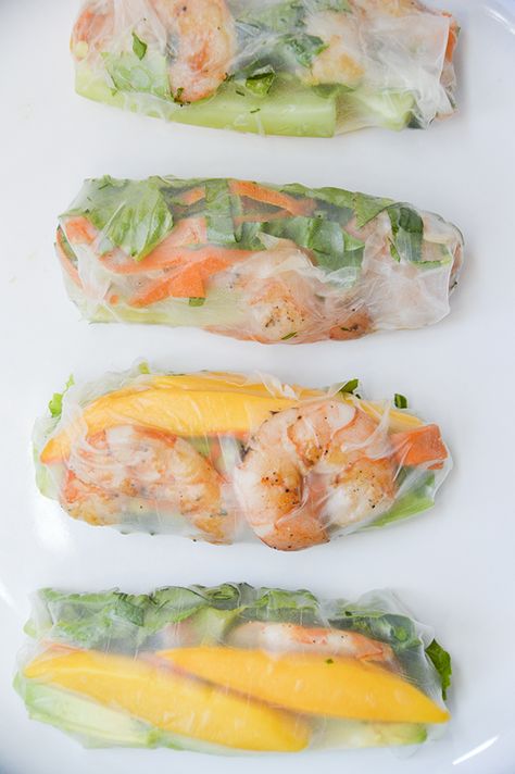 Mango Shrimp Spring Rolls with Peanut Dipping Sauce Shrimp Mango, Shrimp Summer Rolls, Rolls Homemade, Shrimp Spring Rolls, Vietnamese Spring Rolls, Peanut Dipping Sauces, Spring Roll Recipe, Rice Paper Rolls, Shrimp Avocado