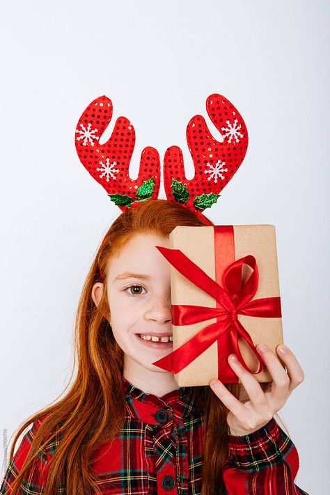 Christmas Holiday Photoshoot, Christmas Kid Photoshoot, Christmas Photoshoot White Background, Creative Christmas Photoshoot Kids, Christmas Portrait Ideas, Christmas Photos Ideas, Christmas Self Portrait Photography, Cute Christmas Photo Ideas, Christmas Portrait