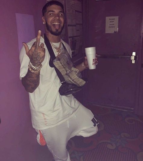 Follow me para más de anuel 👹 Pablo Emilio Escobar, Hispanic Artists, Anuel Aa Wallpaper, Latin Artists, Gangsta Style, Rap Wallpaper, Music Pics, Cool Wallpapers Cartoon, Thug Life