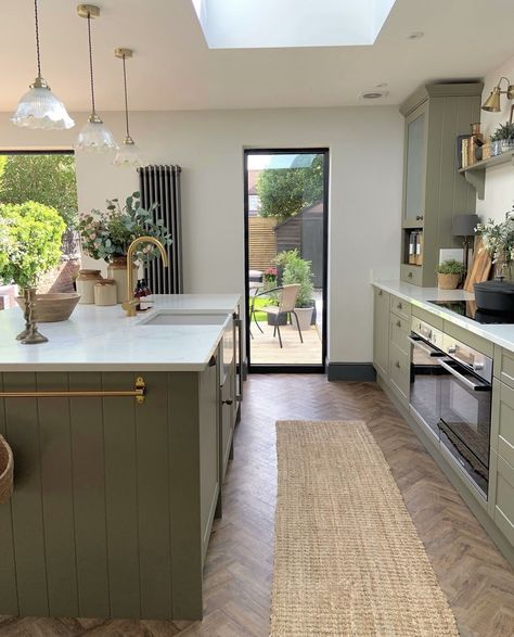 Country Style Open Plan Kitchen, Kitchen Lounge Extension, Bungalow Open Plan Living, Kitchen Diner Family Room Open Plan, Open Plan Bungalow Layout Uk, Kitchen Living Area Open Plan Small Flat, Long Narrow Kitchen Diner, 1990s House Update, Kitchen Diner With Island