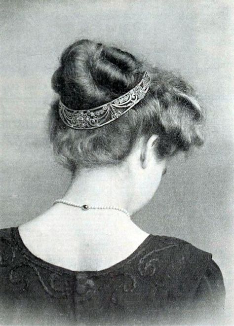 An elegant updo using an exquisite hair piece, ca. 1912. 1910 Hairstyles, 1910 Hair, Edwardian Hair, Historical Hairstyles, Edwardian Hairstyles, Fashion 1910, 1910s Fashion, Back Of The Head, Gibson Girl